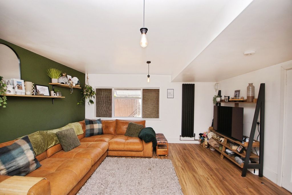 Property photo 2 of 17 Lounge