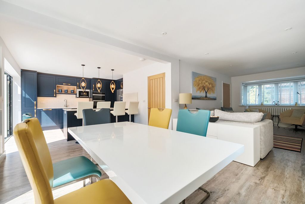 Property photo 3 of 26 1336098-16-689B47...
