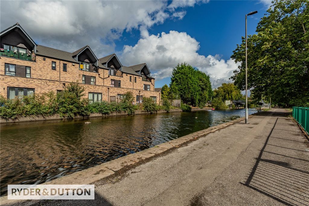 Property photo 2 of 26 Canalside Walk
