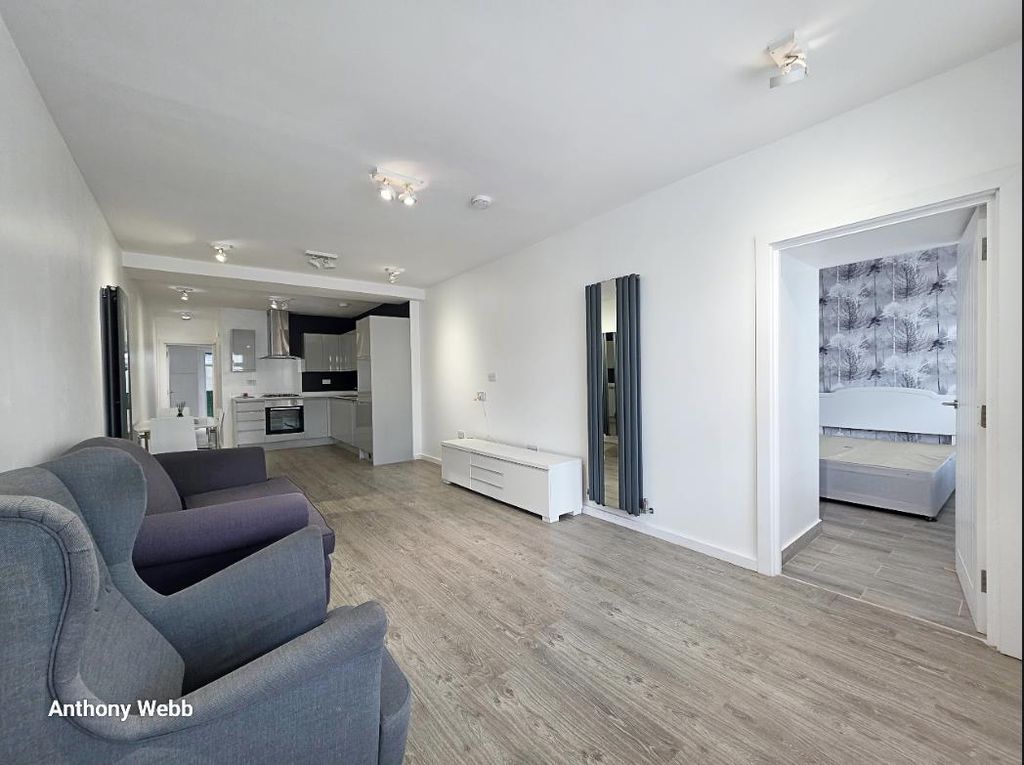 Property photo 3 of 11 Living Room