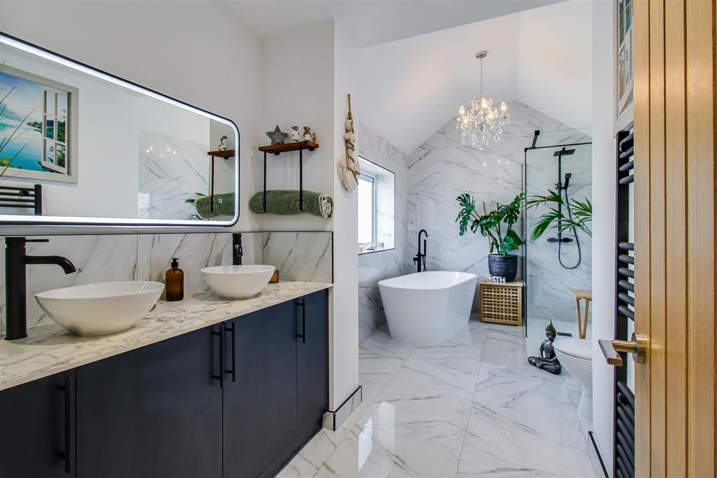 Property photo 2 of 17 Bathroom