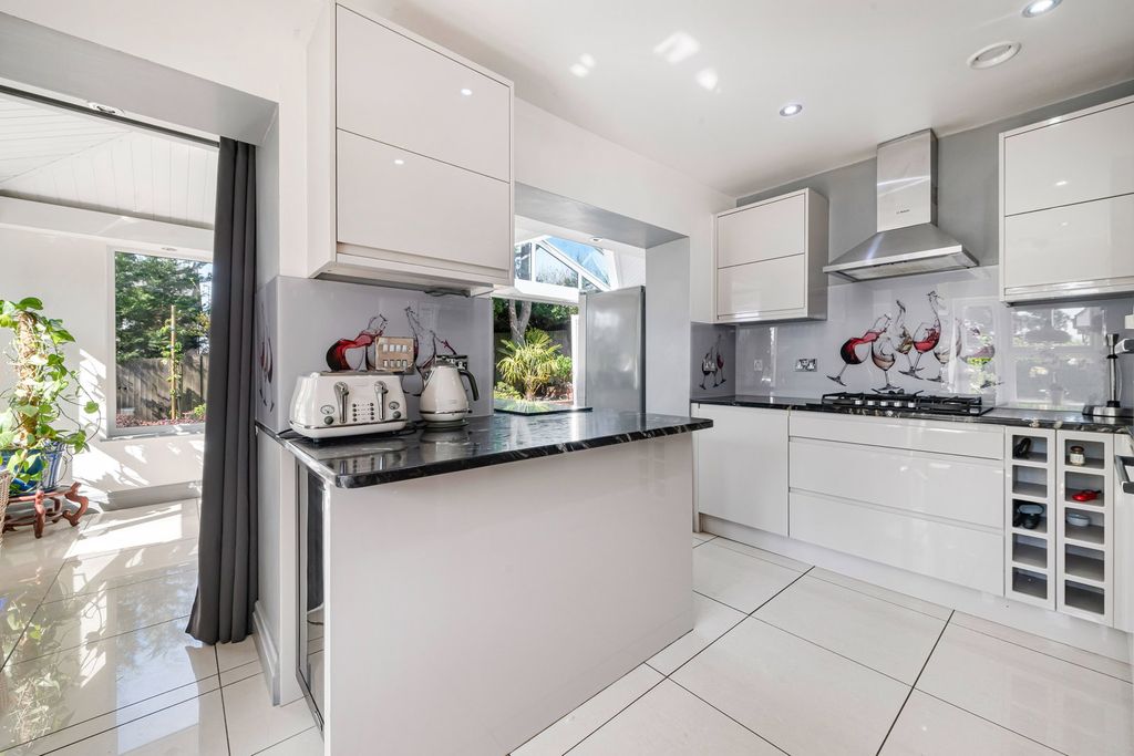 Property photo 3 of 27