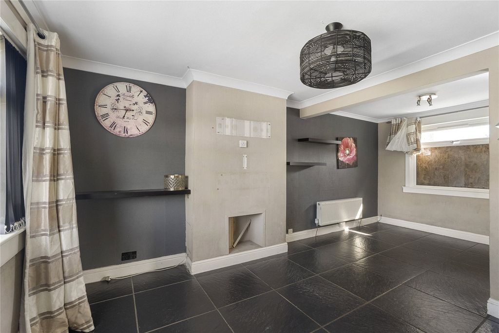Property photo 2 of 22 Hillocks Way