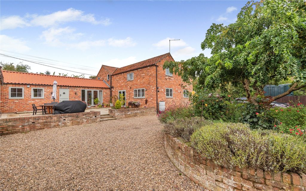 Property photo 1 of 21 Sallow Holt