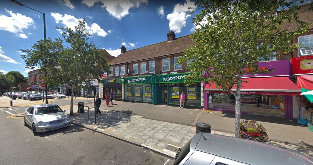 Property photo 1 of 10 Two Bedroom 1st Floor Flat Above A Shop To Rent