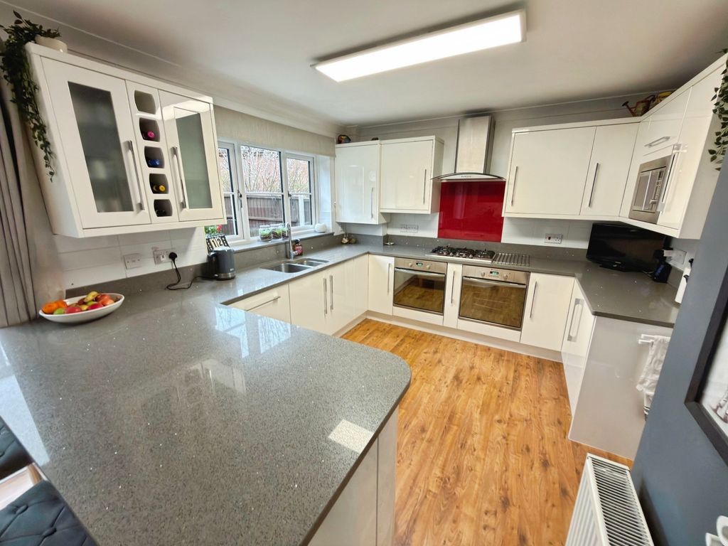 Property photo 3 of 19 Kitchen