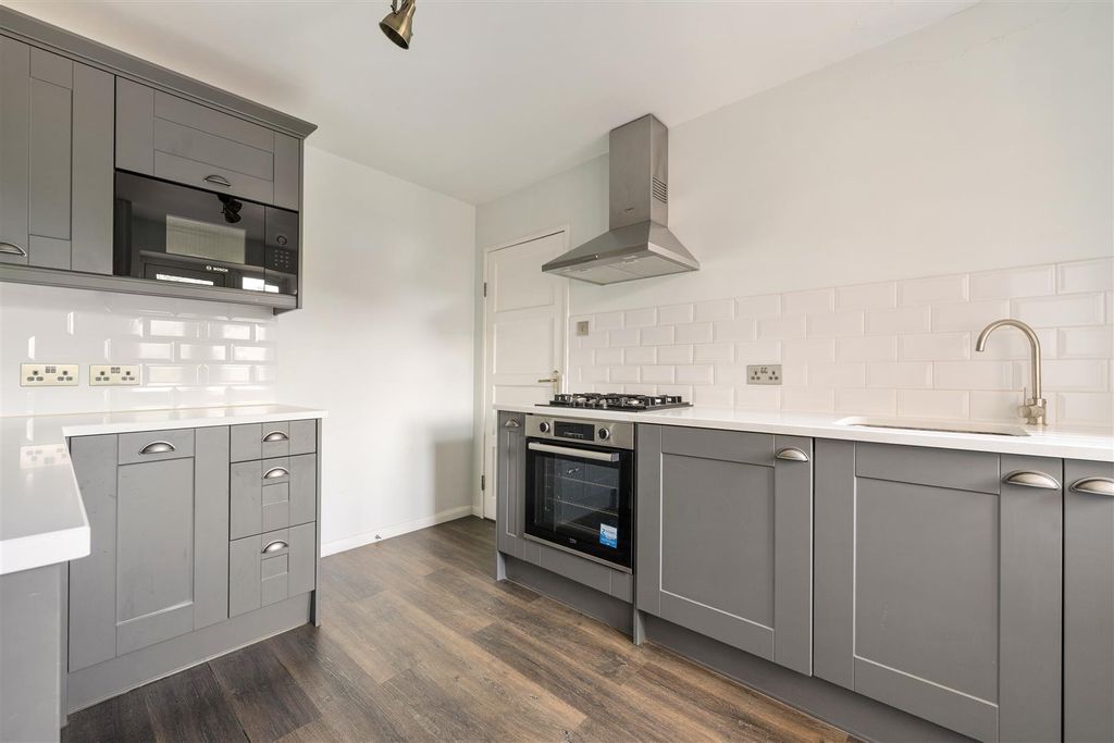 Property photo 1 of 21 Bradwell Close, E18