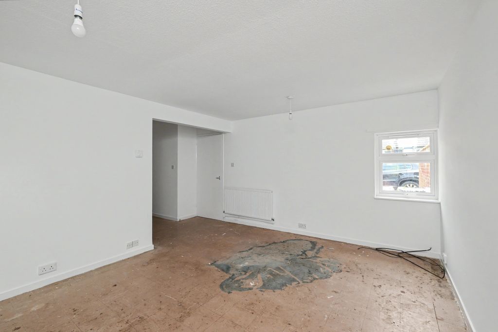 Property photo 3 of 12 39 Arncliffe Drive, Heelands, Milton Keynes, Buckinghamshire, Mk13 7Le