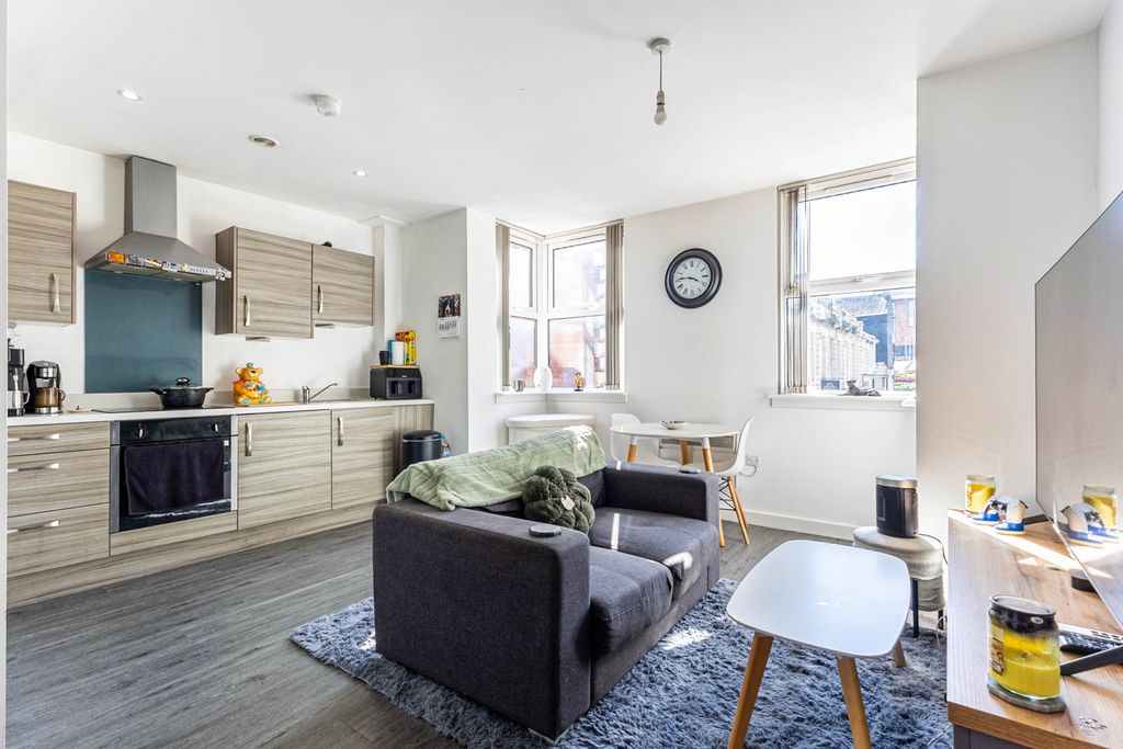 Property photo 2 of 13 Living / Kitchen