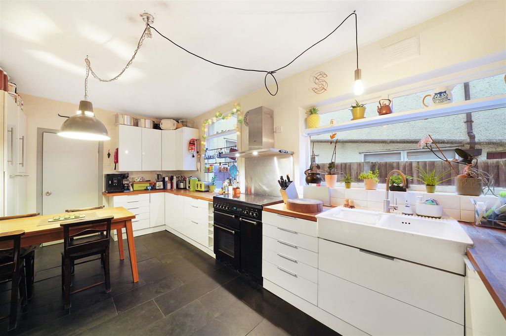 Property photo 3 of 32 97 Davenport Road - A9Lpeowlhzwry1W19Efu.Jpg