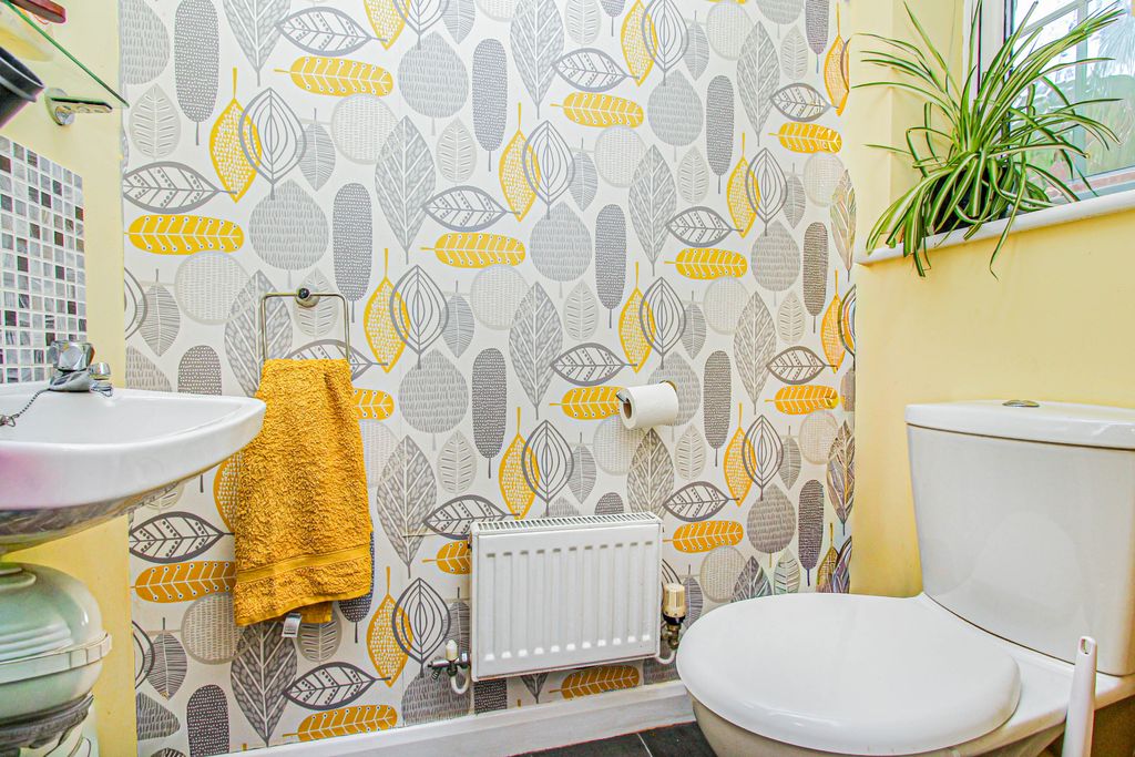 Property photo 3 of 10 Cloakroom