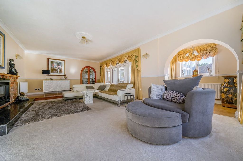 Property photo 2 of 17 67Ef91Cb7Aaf4l12716183