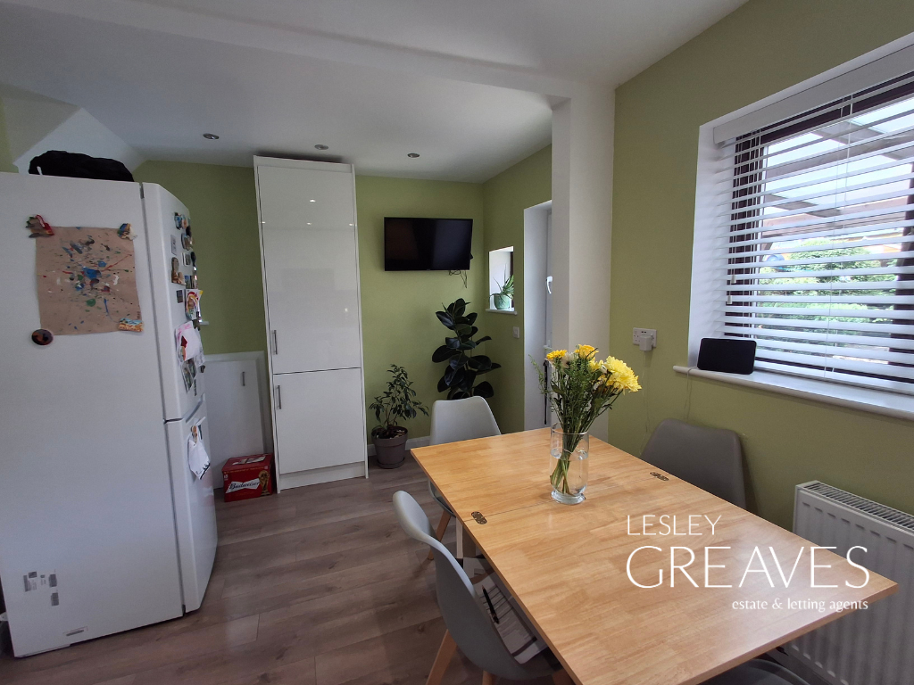 Property photo 3 of 10 Kitchen