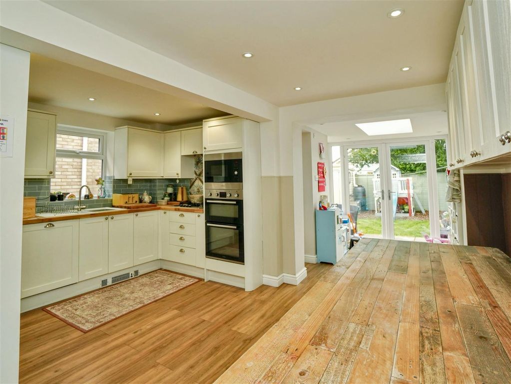 Property photo 3 of 27 Dining Kitchen