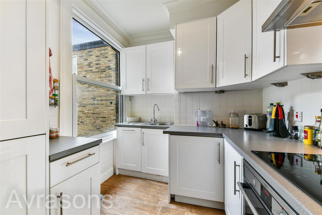 Property photo 3 of 10 Kitchen