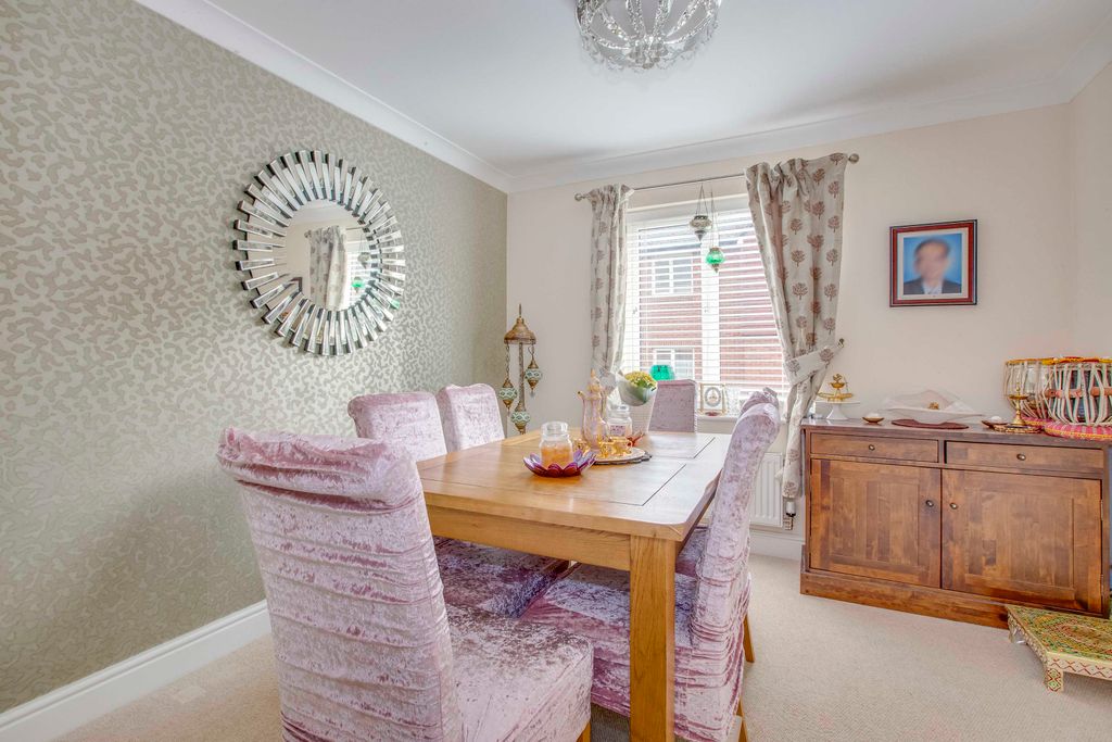 Property photo 3 of 14 5 Linnet Avenue, Hp6 6Fr (Low Res)-10