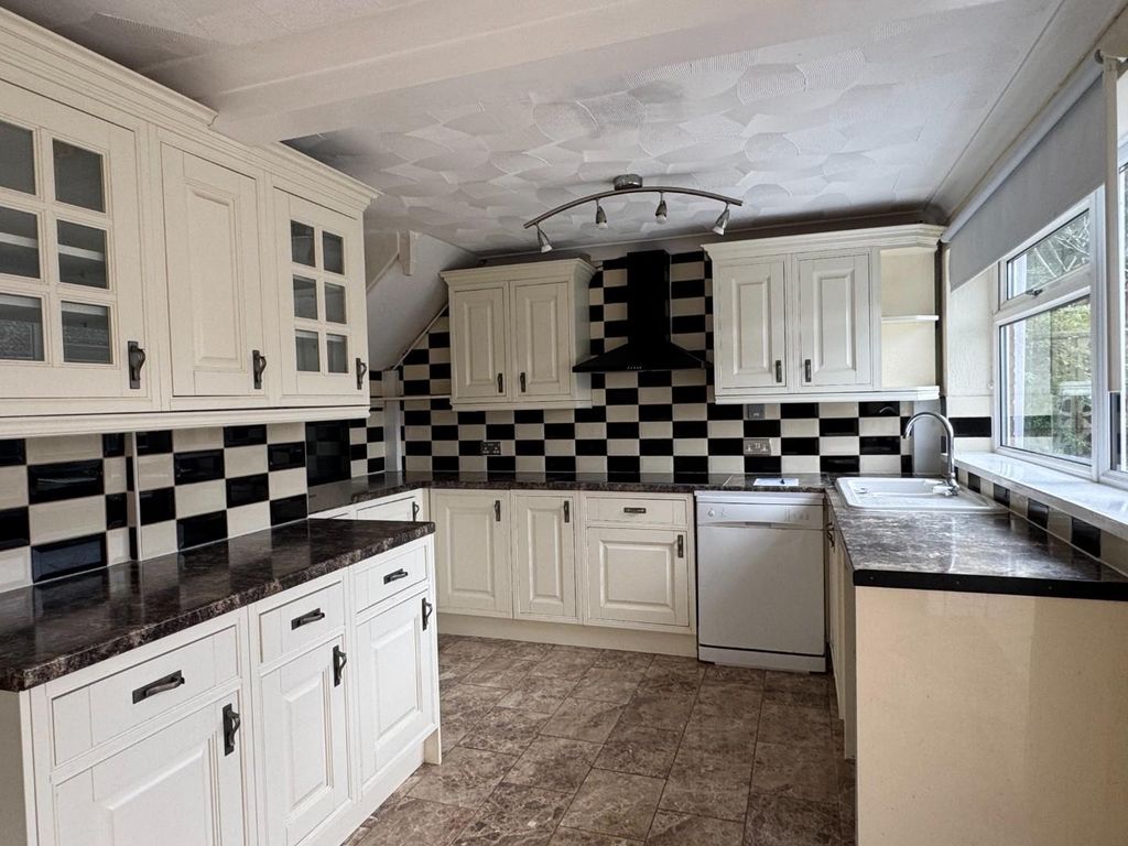 Property photo 3 of 20 Kitchen