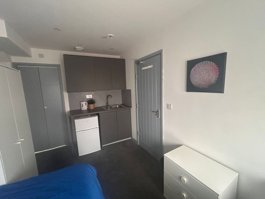 Property photo 3 of 23 Compact Room With Kitchenette And Storage...