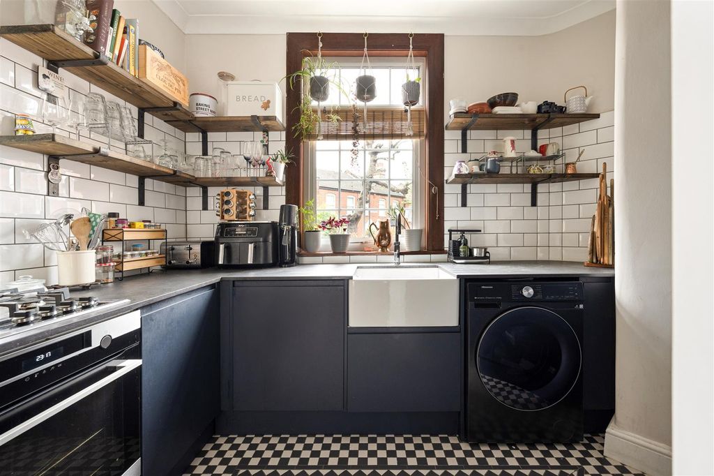Property photo 3 of 41 Hamilton Road, E17