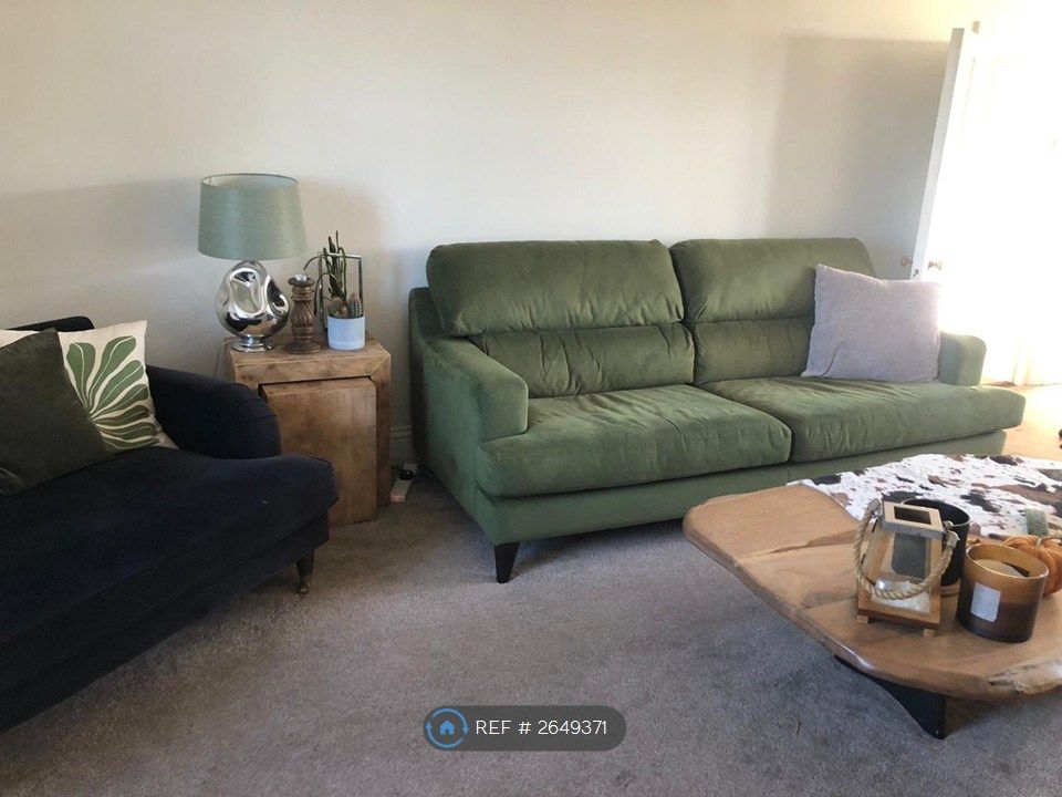 Property photo 3 of 32 Lounge