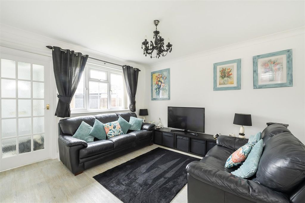 Property photo 3 of 12 Chesterton-Ave-02.Jpg