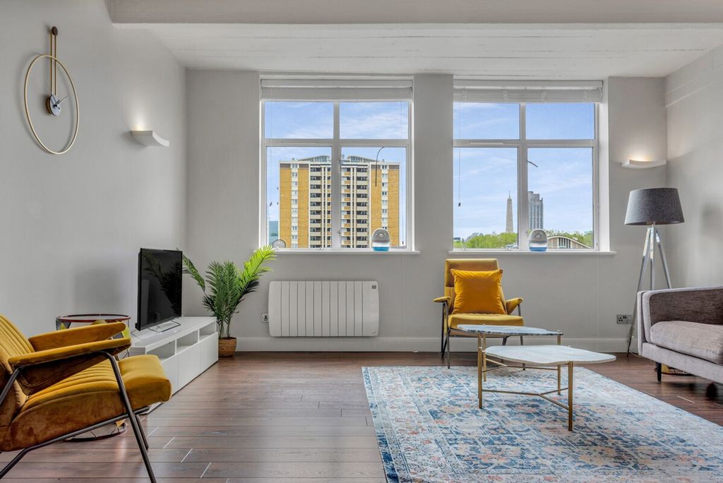 Property photo 1 of 25 Living Room