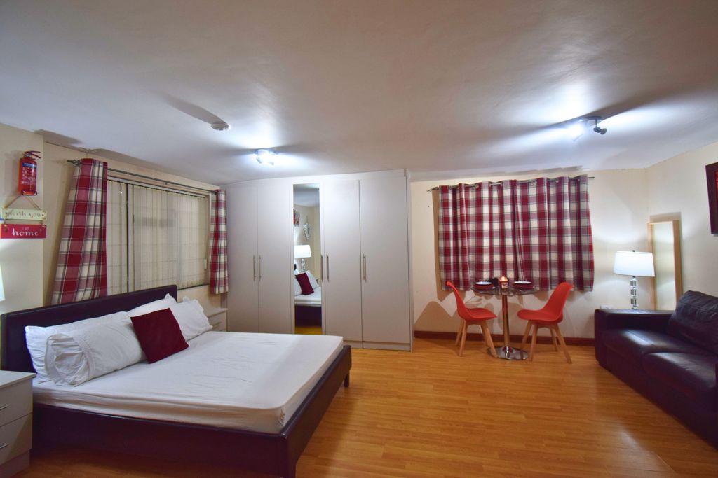 Property photo 1 of 4 Bedsit
