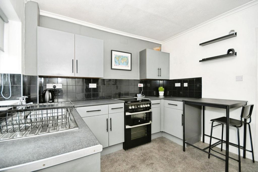 Property photo 3 of 14 Kitchen 03.Jpg