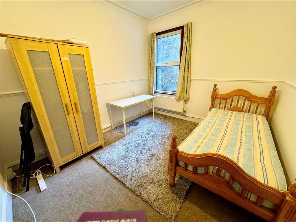 Property photo 1 of 7 Room 2