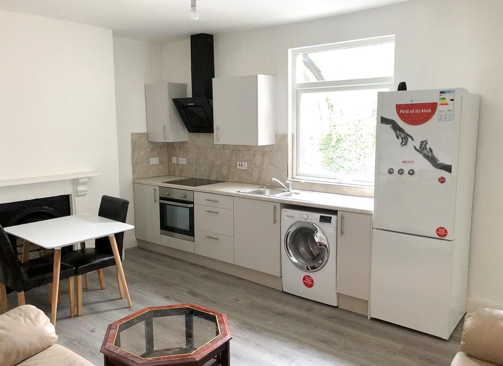 Property photo 2 of 11 Kitchen/Lounge