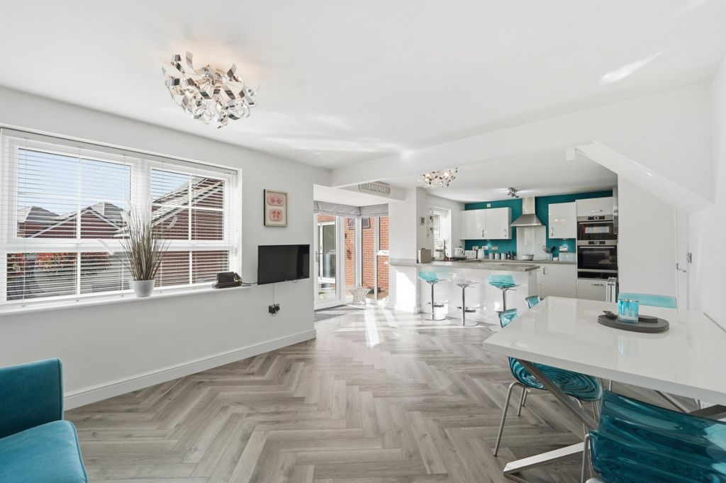 Property photo 2 of 23 Picture No. 16