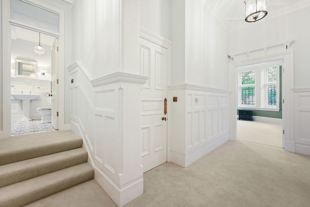 Property photo 2 of 15 Entrance Hall