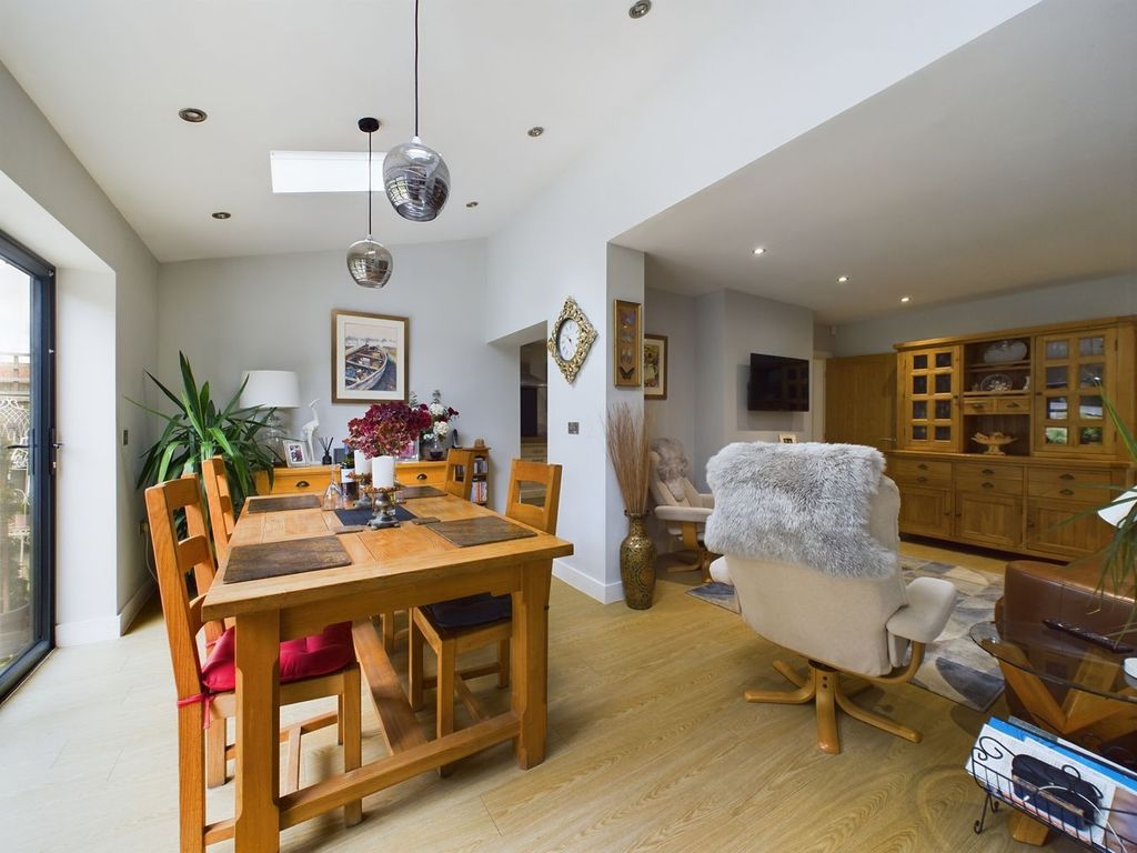 Property photo 2 of 27
