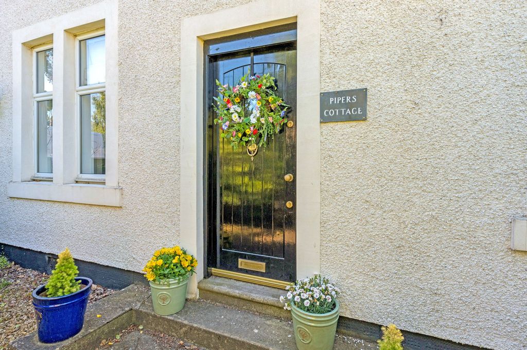 Property photo 2 of 33