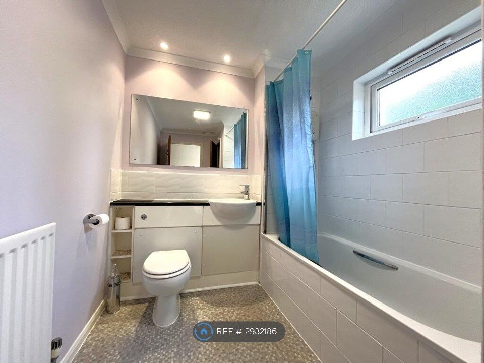 Property photo 3 of 9 Bathroom
