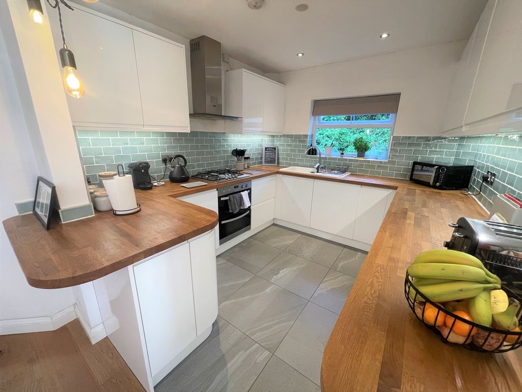 Property photo 1 of 8 Kitchen