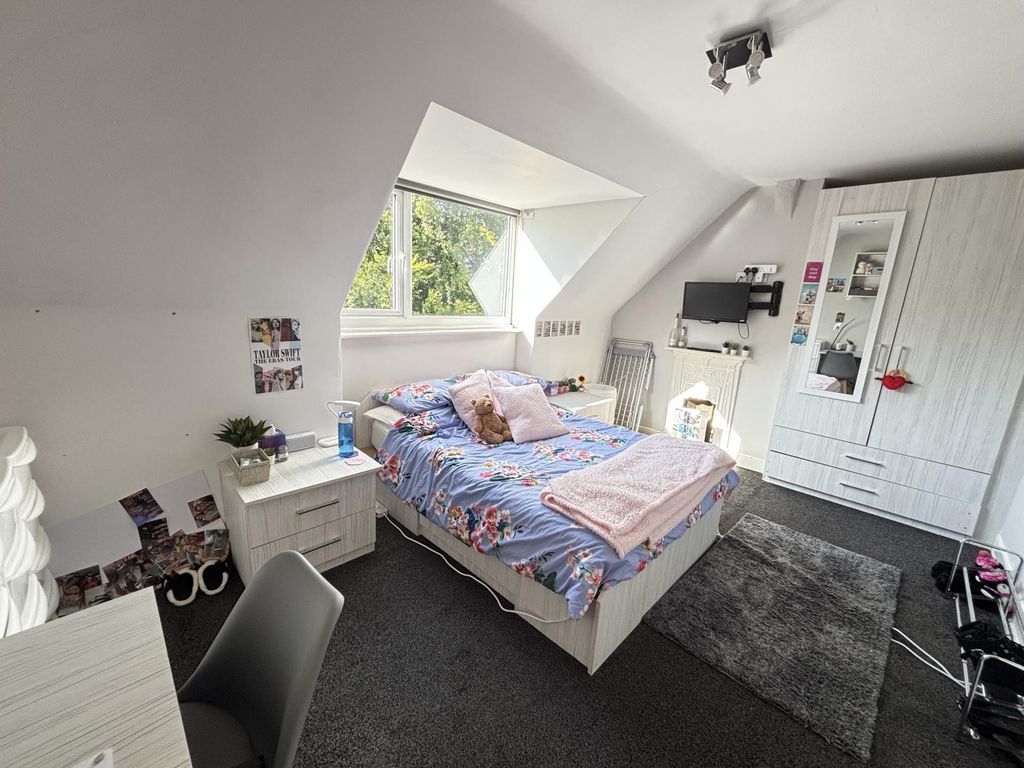 Property photo 1 of 13 Bright And Inviting Double Bedroom Featuring A Coz...