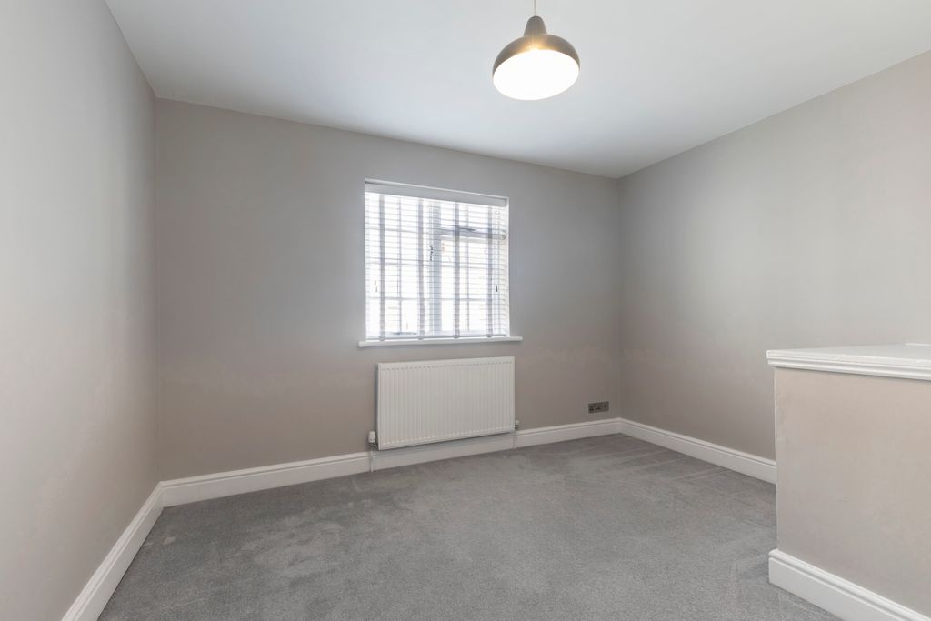 Property photo 3 of 5 Flat 2, 51-53 High St-02