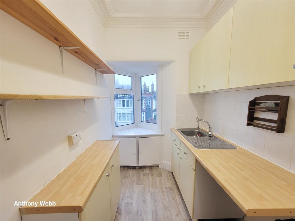 Property photo 3 of 7 Kitchen