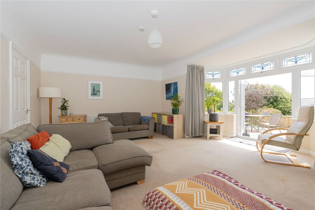 Property photo 2 of 32 Picture No. 21