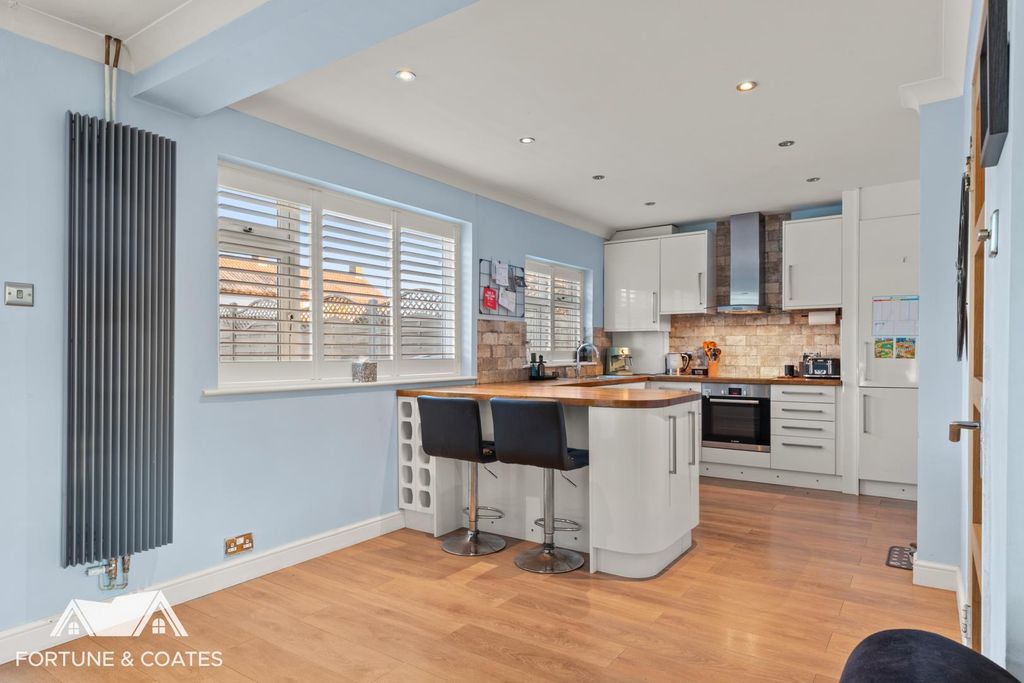 Property photo 2 of 22 Chippingfield_14.Jpg