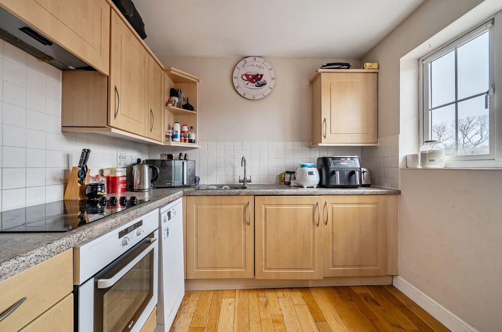 Property photo 3 of 11 1395724-6-697Cdd1...