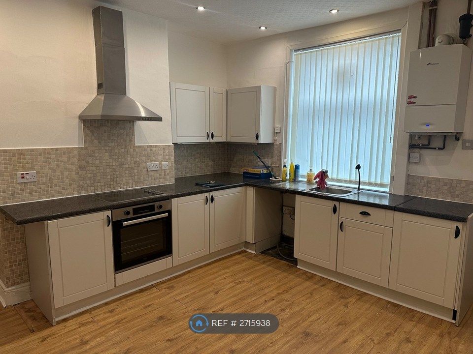 Property photo 3 of 8 Kitchen