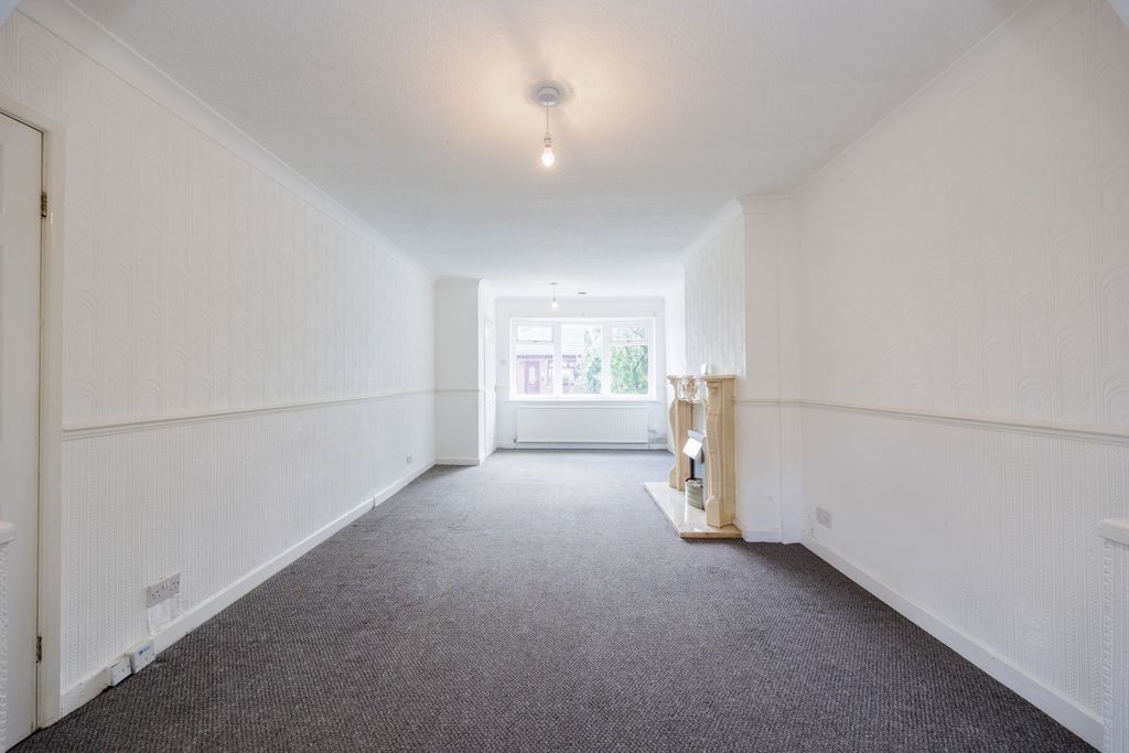Property photo 3 of 20 1 Brookside Close-09