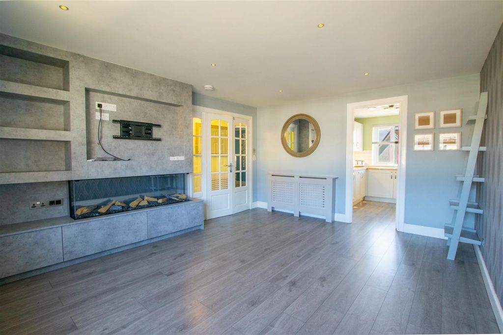 Property photo 2 of 12 Lounge.Jpg