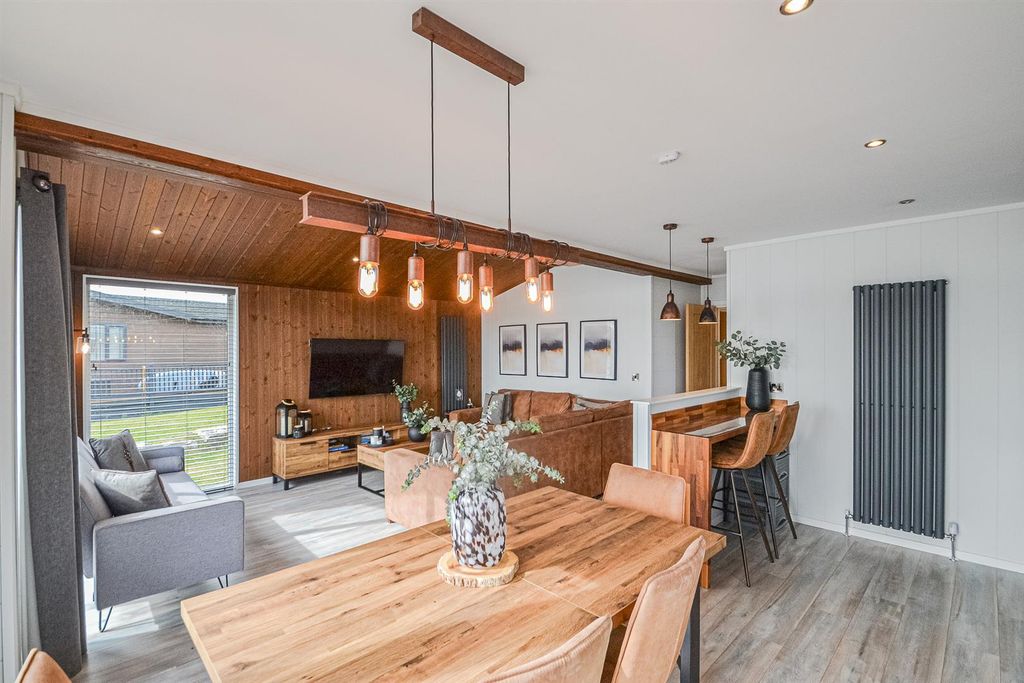 Property photo 3 of 25 Dining Kitchen