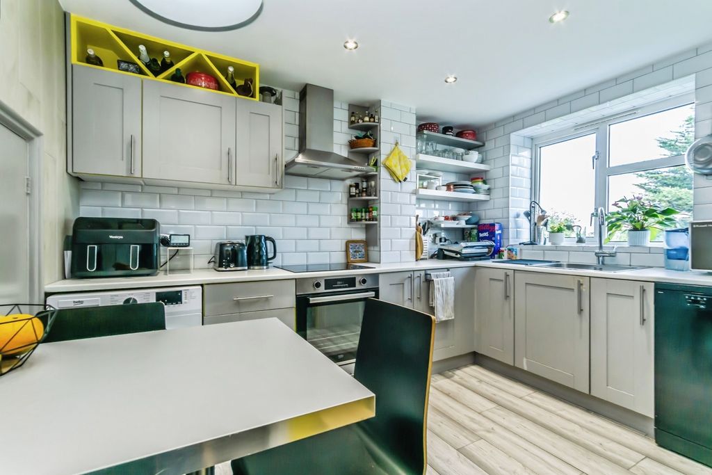 Property photo 3 of 10 Kitchen
