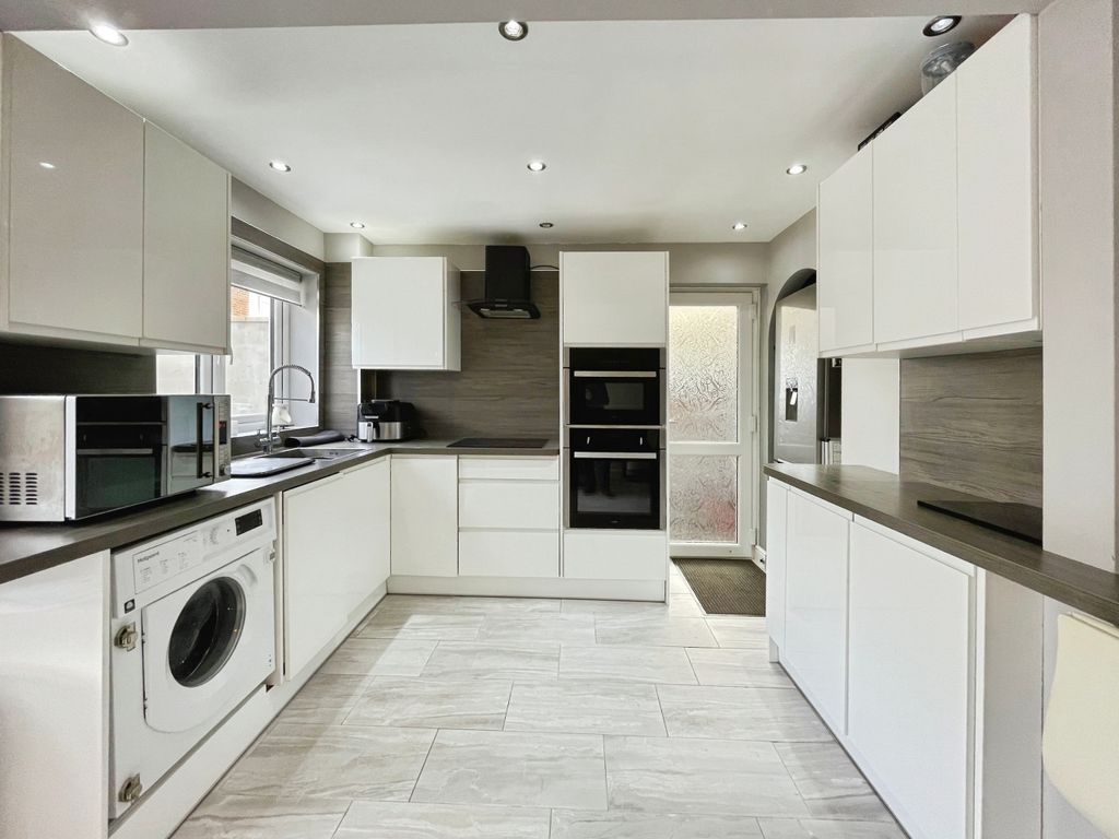 Property photo 3 of 28 Kitchen/Breakfast