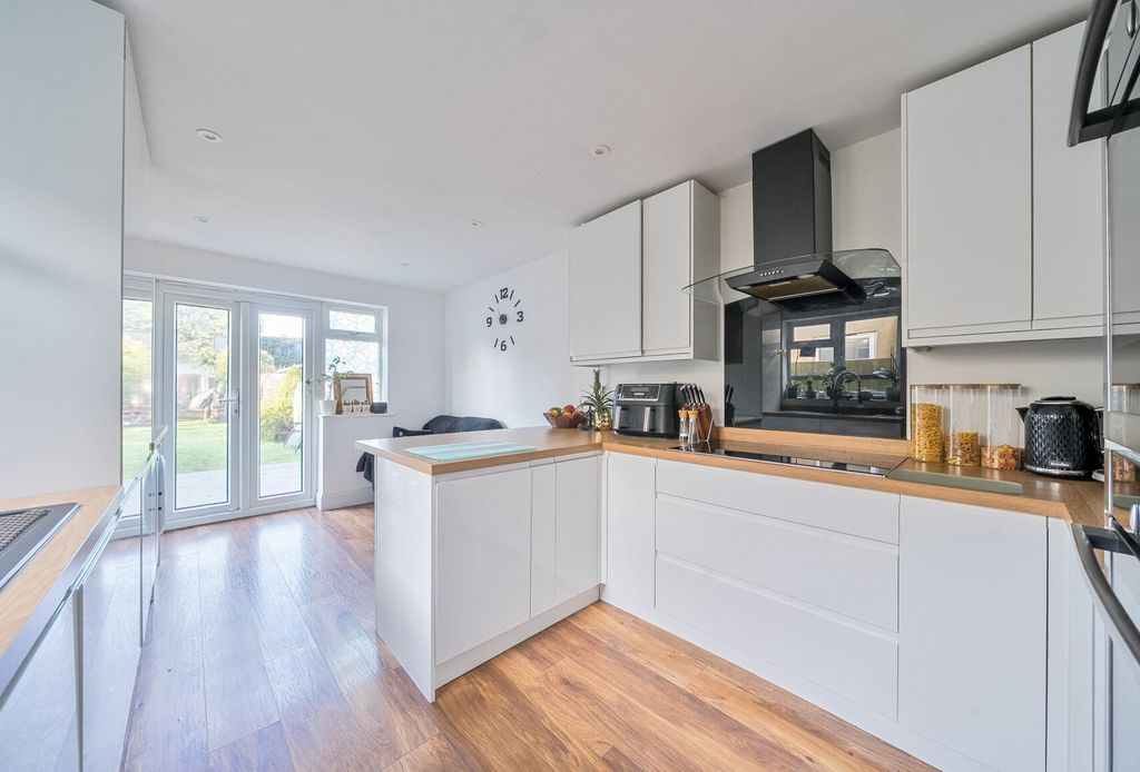 Property photo 2 of 19 1407158-10-69831F...