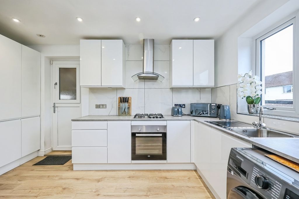 Property photo 2 of 19 Fitted Kitchen